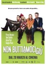 Non buttiamoci giù - locandina italiana e foto della commedia con Pierce Brosnan e Aaron Paul