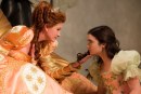 Nuove immagini della Biancaneve di Tarsem Singh - Lily Collins e Julia Roberts al ballo in maschera