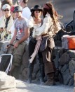 Prime foto di Penelope Cruz con Johnny Depp sul set di Pirates of the Caribbean: On Stranger Tides