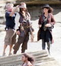 Prime foto di Penelope Cruz con Johnny Depp sul set di Pirates of the Caribbean: On Stranger Tides