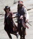 Prime foto di Penelope Cruz con Johnny Depp sul set di Pirates of the Caribbean: On Stranger Tides