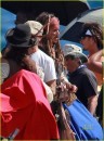 Prime foto di Penelope Cruz con Johnny Depp sul set di Pirates of the Caribbean: On Stranger Tides