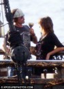 Prime foto di Penelope Cruz con Johnny Depp sul set di Pirates of the Caribbean: On Stranger Tides