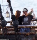 Prime foto di Penelope Cruz con Johnny Depp sul set di Pirates of the Caribbean: On Stranger Tides