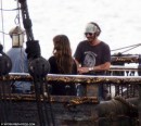 Prime foto di Penelope Cruz con Johnny Depp sul set di Pirates of the Caribbean: On Stranger Tides