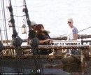 Prime foto di Penelope Cruz con Johnny Depp sul set di Pirates of the Caribbean: On Stranger Tides