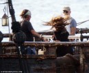 Prime foto di Penelope Cruz con Johnny Depp sul set di Pirates of the Caribbean: On Stranger Tides