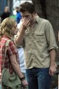 Robert Pattinson ed Emilie de Ravin sul set di Remember me a New York - nuove foto