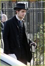 Robert Pattinson sul set londinese di Bel Ami