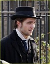 Robert Pattinson sul set londinese di Bel Ami