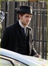 Robert Pattinson sul set londinese di Bel Ami