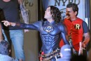 Russell Brand gioca a fare Batman sul set di Arturo