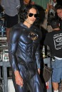 Russell Brand gioca a fare Batman sul set di Arturo