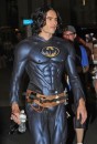 Russell Brand gioca a fare Batman sul set di Arturo