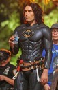 Russell Brand gioca a fare Batman sul set di Arturo