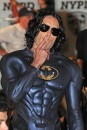 Russell Brand gioca a fare Batman sul set di Arturo