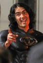 Russell Brand gioca a fare Batman sul set di Arturo