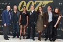 Skyfall: il produttore Michael Wilson, il regista Sam Mendes, gli attori Naomie Harris, Daniel Craig, Bernice Marlohe, Javier Bardem e la produttrice Barbara Broccoli 