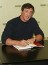 Sylvester Stallone, autografa  libro 'Sly Moves, 10 mag 2005