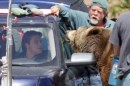 We Bought A Zoo - Matt Damon fotografato sul set in compagnia di ...un grizzly!