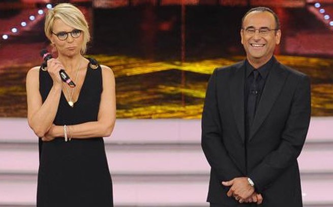 Maria De Filippi e Carlo Conti, premiati come personaggi femminili e maschili dell'anno, durante la cerimonia di premiazione del ''Premio Regia Televisiva 2015'', in diretta dagli studi Rai della Dear di Roma, 25 maggio 2015. ANSA/GIORGIO ONORATI