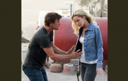 Skeet Ulrich e Ashley Scott in Jericho