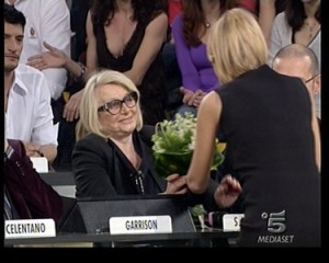 Maria De Filippi consegna un mazzo di fiori a Sandra Mondaini