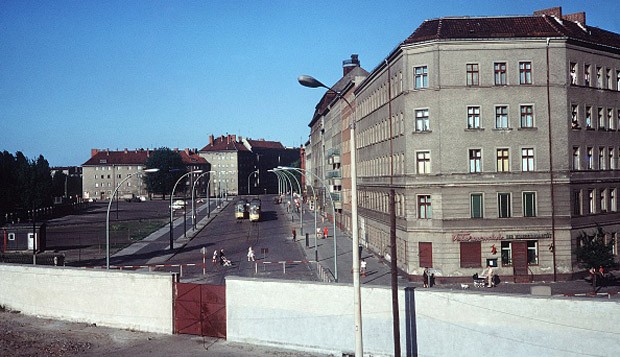 RETRO-BERLIN WALL