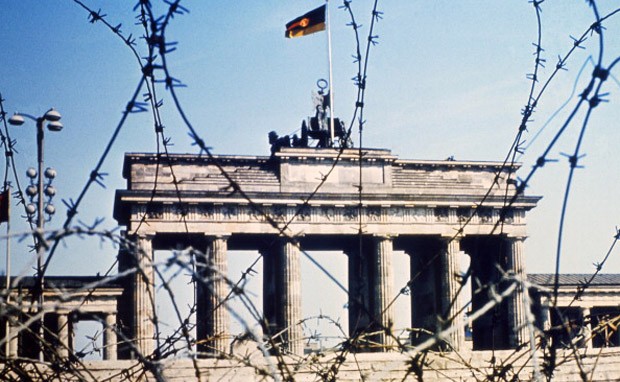 RETRO-BERLIN WALL-BRANDENBURG GATE