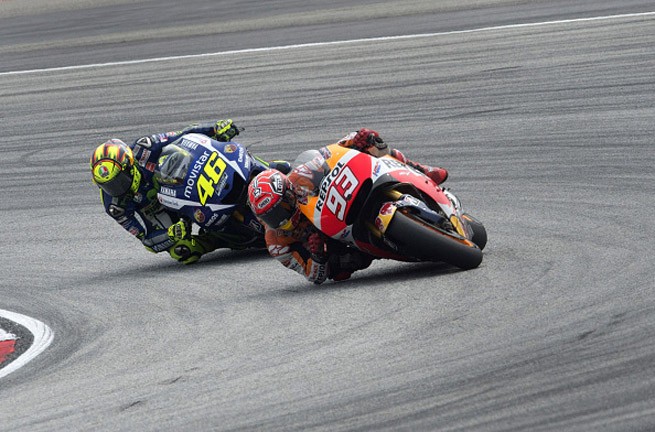 KUALA LUMPUR, MALAYSIA - OCTOBER 25: Marc Marquez of Spain and Repsol Honda Team leads Valentino Rossi of Italy and Movistar Yamaha MotoGP during the MotoGP race during the MotoGP Of Malaysia at Sepang Circuit on October 25, 2015 in Kuala Lumpur, Malaysia. (Photo by Mirco Lazzari gp/Getty Images)