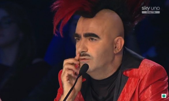 Elio perde il baffo a X Factor 6