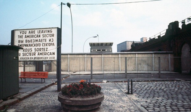 RETRO-BERLIN WALL-CHECKPOINT