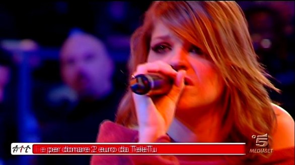 Alessandra Amoroso in lacrime ad Amici del 10 dicembre 2011