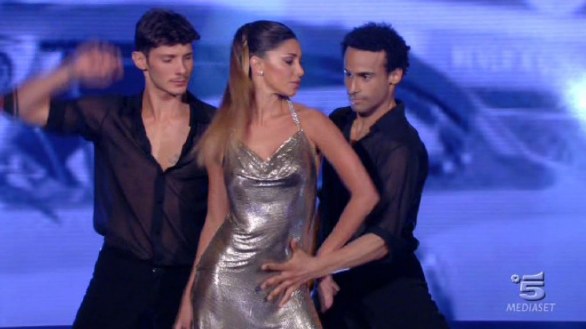 Amici - Belen Rodriguez fuori di tetta