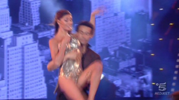 Amici - Belen Rodriguez fuori di tetta