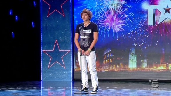 Andrea Masotti, ballerino di sopracciglia ad Italia s got talent 2013-14