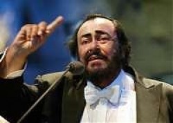 Luciano Pavarotti in una foto del 2004