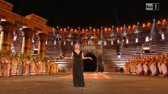 Arena di Verona 2010 - Lo spettacolo sta per iniziare. Foto della serata con Antonella Clerici