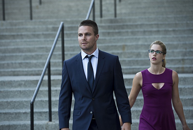 oliver-queen-and-felicity-smoak-in-arrow-season-3-premierejpg