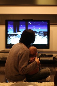 Bambini davanti la tv ma con la presenza dei genitori