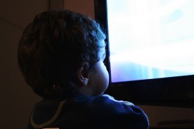 Un bimbo piccolo lasciato davanti la tv