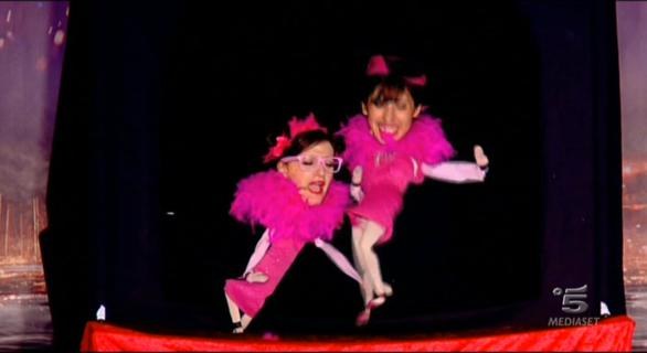 Chiara e Viola, ballerine-mimo ad Italia s got talent 2012