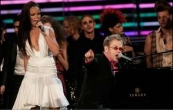 Elton John con Rihanna sul palco del Sound of Style