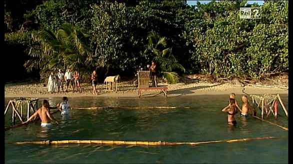 Enzo Paolo Turchi ferito dal cocco - L\'Isola dei famosi 2012