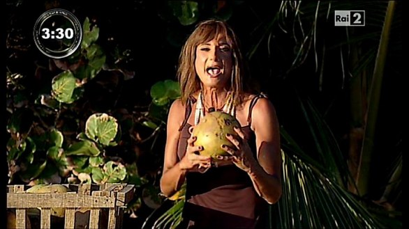 Enzo Paolo Turchi ferito dal cocco - L\'Isola dei famosi 2012