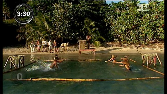 Enzo Paolo Turchi ferito dal cocco - L\'Isola dei famosi 2012