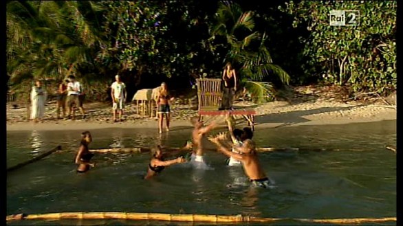 Enzo Paolo Turchi ferito dal cocco - L\'Isola dei famosi 2012