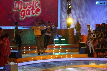 Foto del cast di Music Gate di Raigulp con i conduttori allo Zecchino D'Oro 09