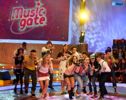 Foto del cast di Music Gate di Raigulp con i conduttori allo Zecchino D'Oro 09