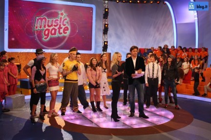 Foto del cast di Music Gate di Raigulp con i conduttori allo Zecchino D'Oro 09